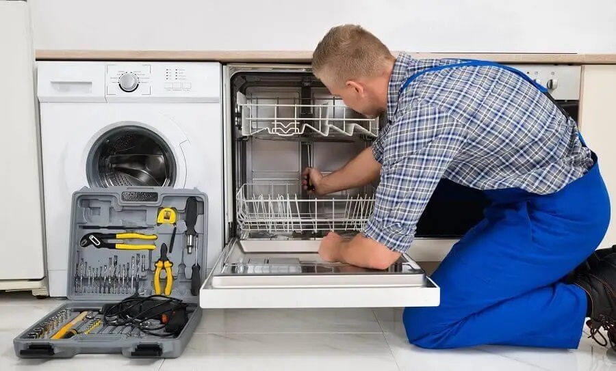 Arifiye Liebherr servisi teknisyen ekibi beyaz eşya tamiri yaparken